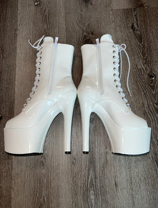 WHITE FAUX LEATHER ANKLE BOOTS WITH SHINY FINISH